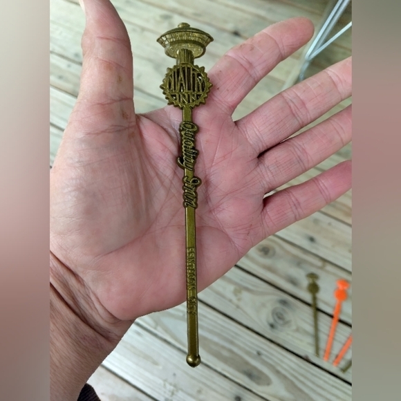 6 Vintage Quality Inn Hotel Motel Drink Stirrers Sizzle SticksBarware Bar - Picture 2 of 3